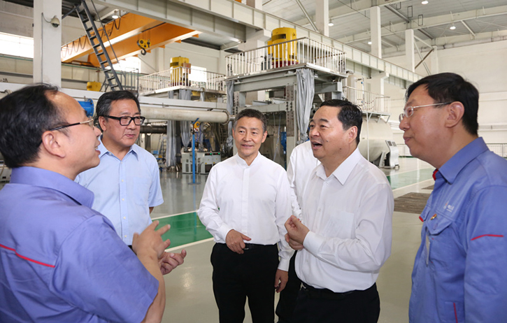 郝鹏与亚投娱乐集团一线科技人员深刻互换